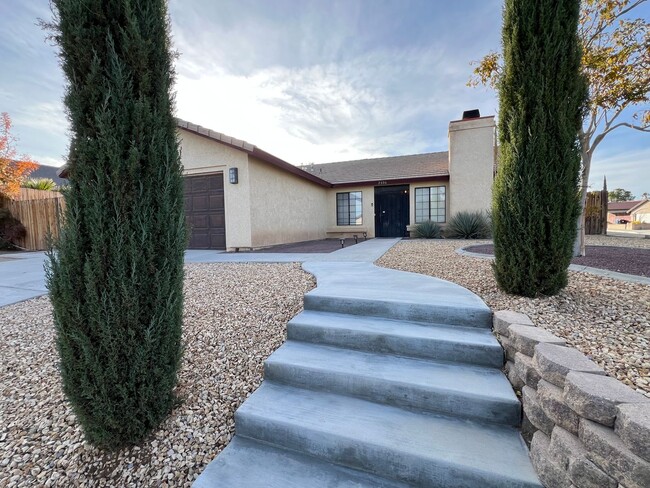 Building Photo - Beautiful 3 Bedroom 2 Bathroom House in Co...