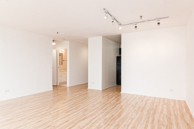 Building Photo - 1120 N La Salle Dr