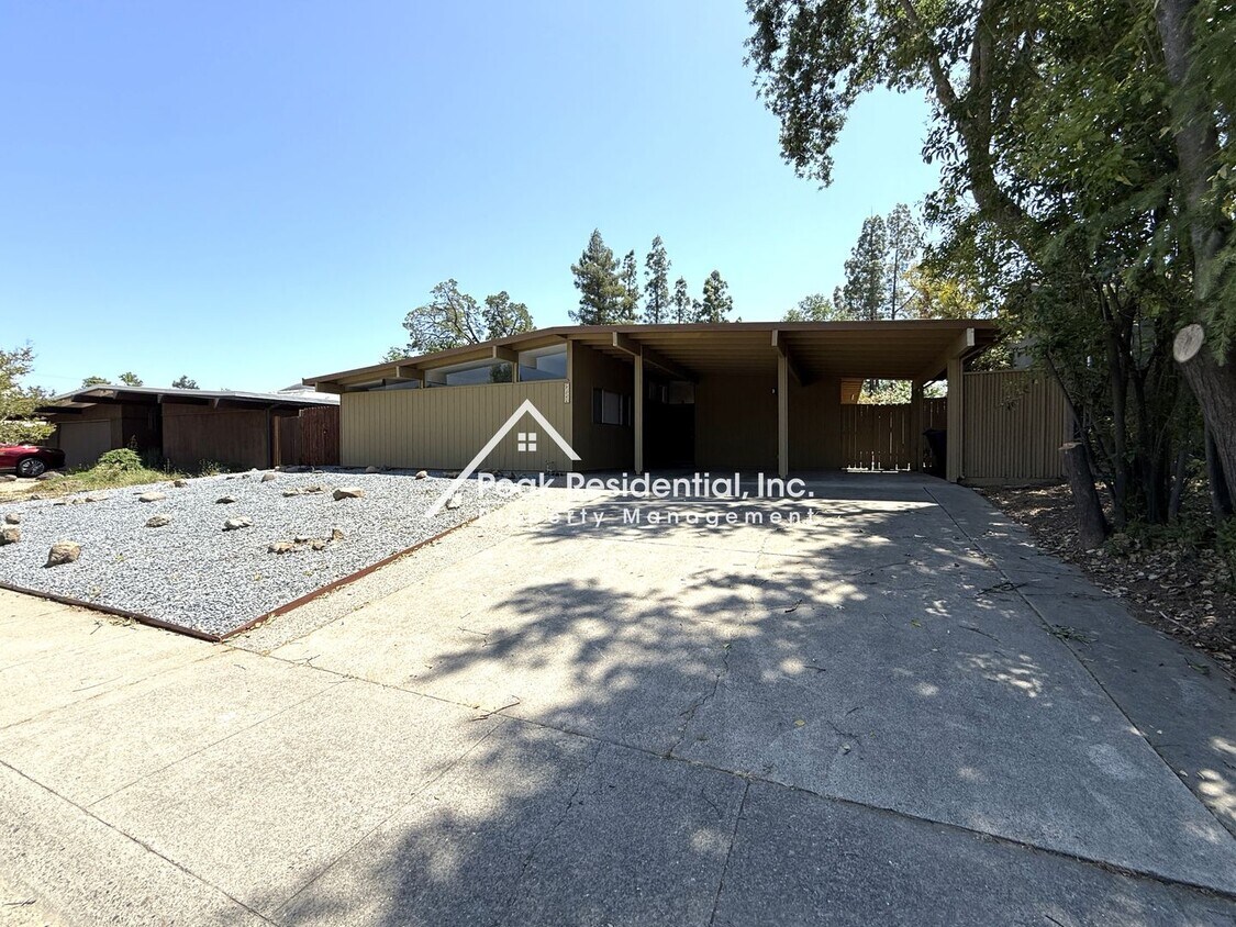 Foto principal - Mid-Century Modern 3bd/2ba Near Madison & ...