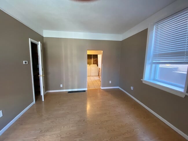 Building Photo - 539 Gillis St