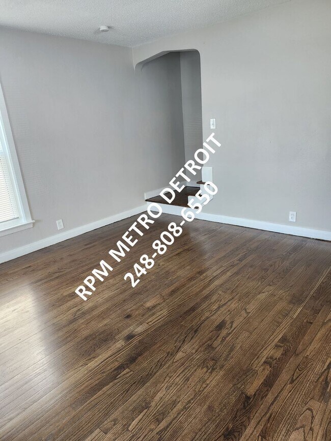 Foto del edificio - JUST RENOVATED EAST SIDE DETROIT HOME