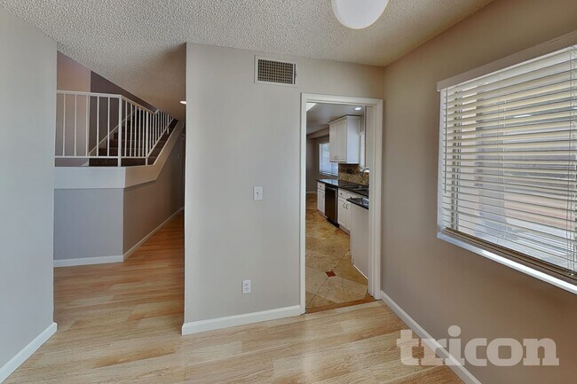 Foto del edificio - 3143 Regal Oak Dr