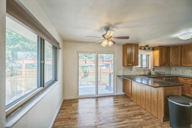 Foto del edificio - Updated 5BR House near Stanley Marketplace...