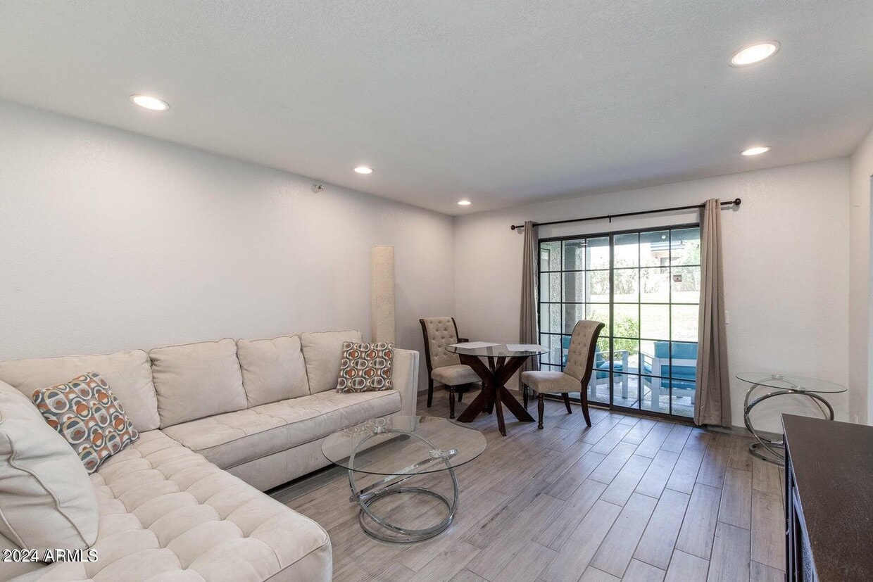 Foto principal - 8020 E Thomas Rd