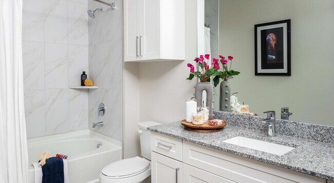 Building Photo - 2425 Bell St