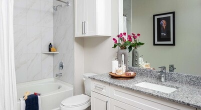 Building Photo - 2425 Bell St