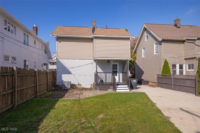 Building Photo - 2083 Chesterland Ave