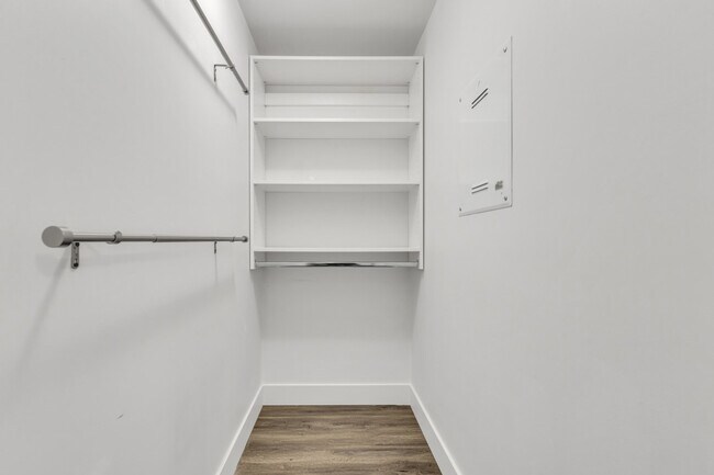 Photo du bâtiment - 445 E 55th Ave
