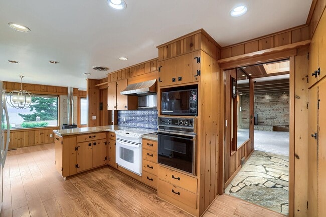 Building Photo - Charming 4-Bedroom, 3-Bath Home + Den in Alki Neighborhood with Panoramic Puget Sound Views!