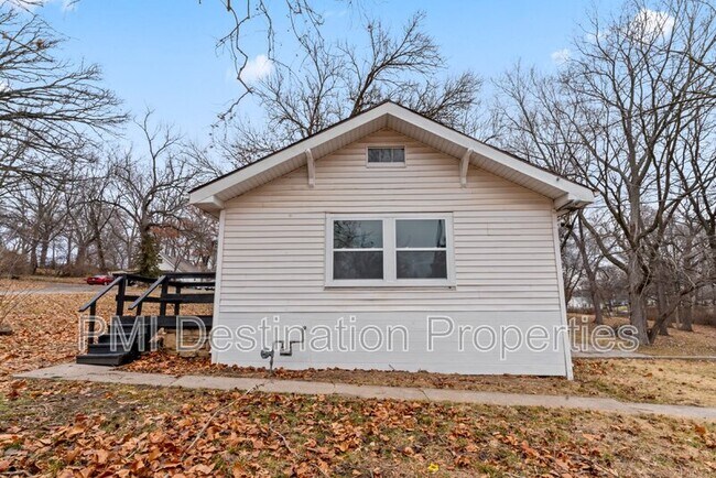 Building Photo - 634 NE Russell Rd.