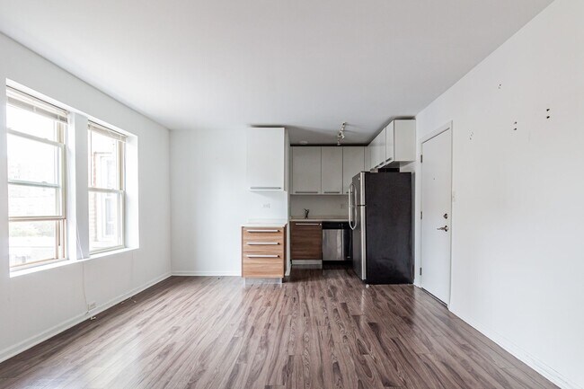 Building Photo - Spacious Studio in Edgewater