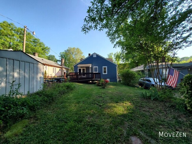 Building Photo - 2630 Beechwood St Greensboro, NC 27403 Cot...