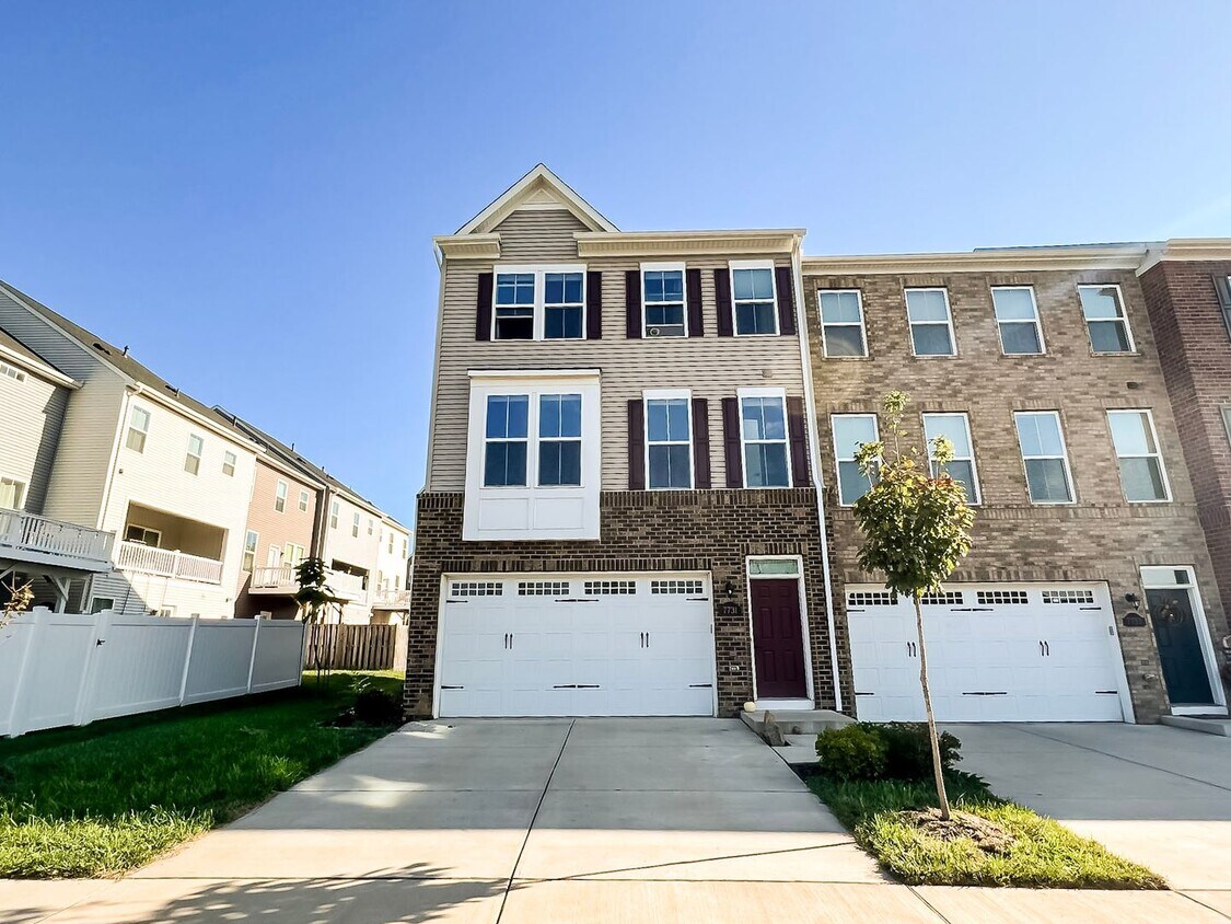 Foto principal - Luxurious 4 Bedroom 3.5 Bathroom End Unit ...