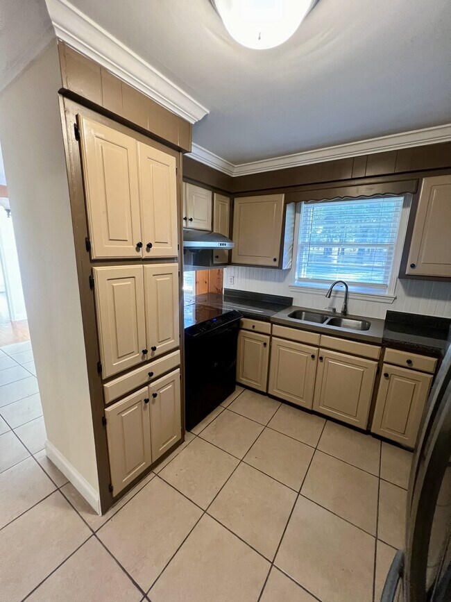 Cocina / todos los electrodomésticos permanecen - 1247 Elvis Presley Dr