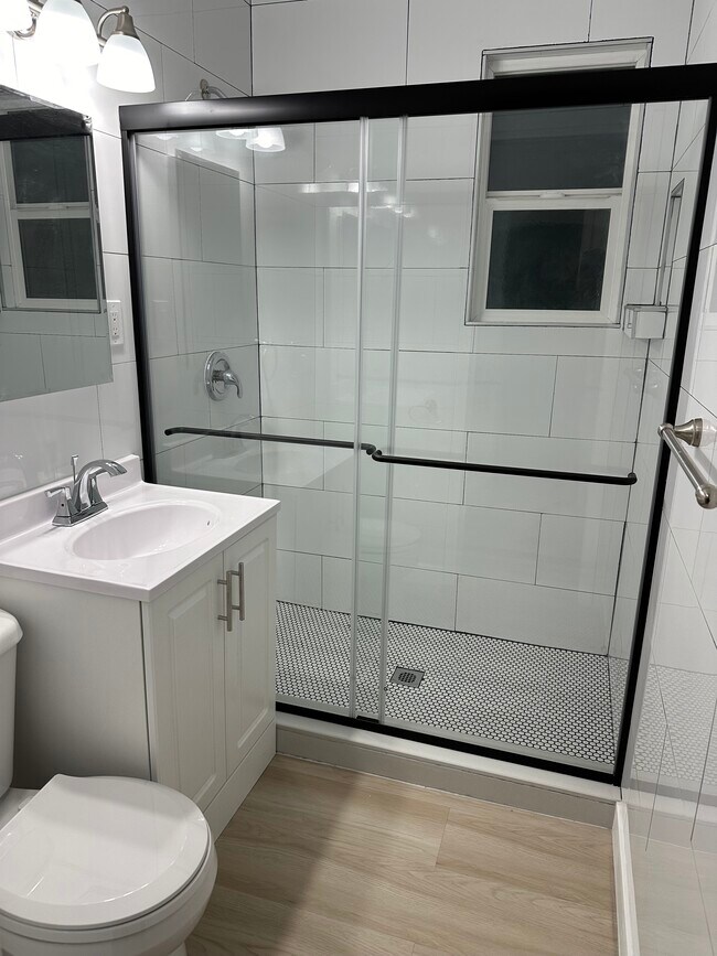 Baño - 735 N Madison Ave