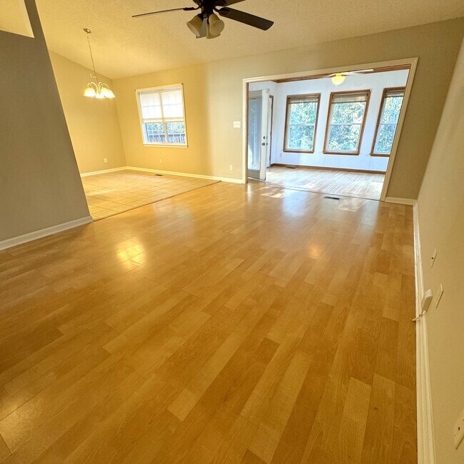 Foto del edificio - 961 Castlewood Dr