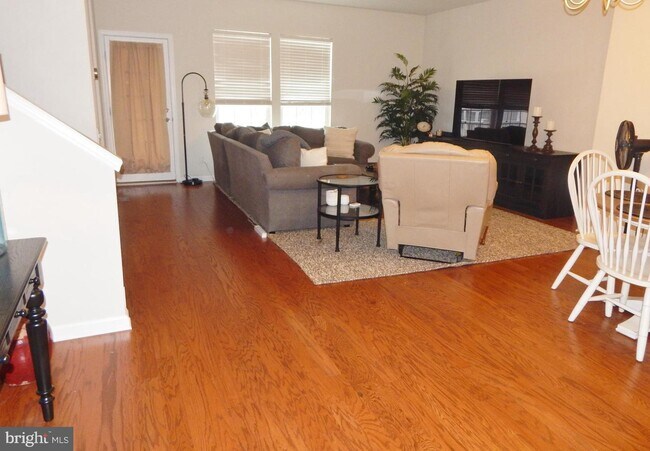 Building Photo - 105 Admiral Ln