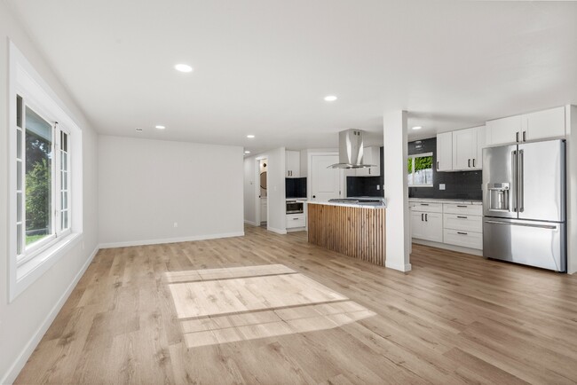 Building Photo - Immaculate and Fully Renovated 4 Bedroom H...