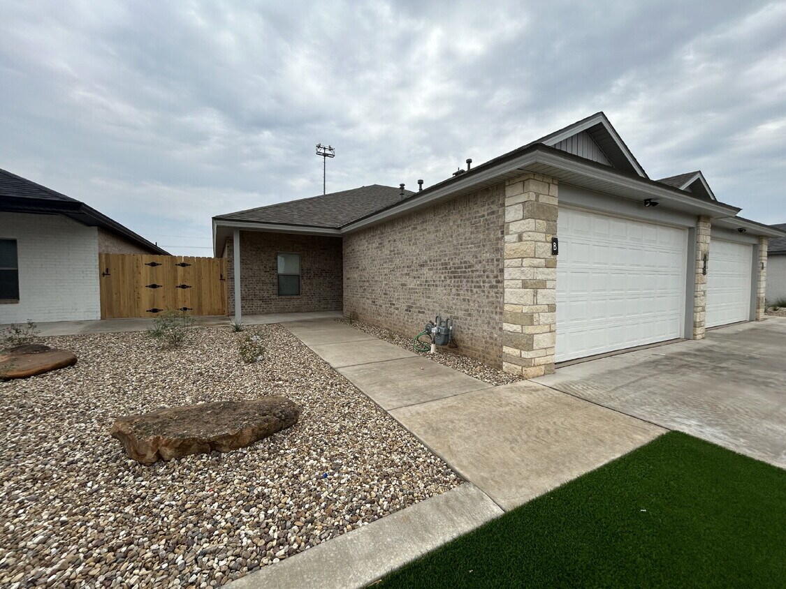 Primary Photo - Gorgeous Duplex in Frenship East!