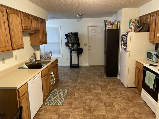 Building Photo - 207 Elm St