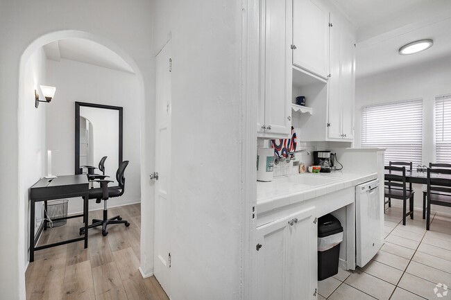 Building Photo - 141 S Elm Dr