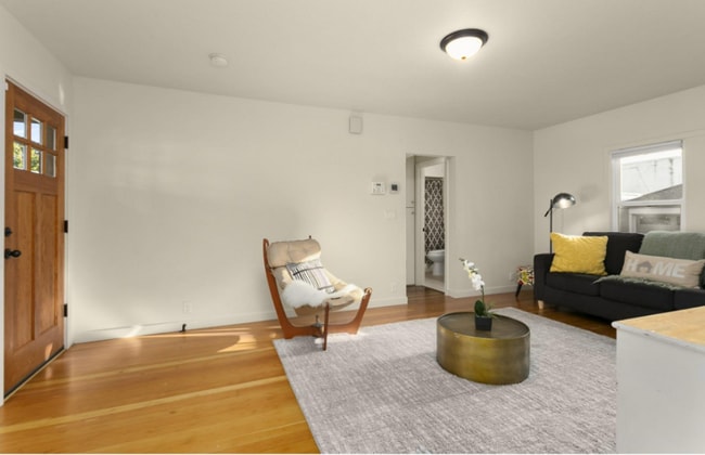 Building Photo - Charming Arbor Lodge Bungalow with Finishe...