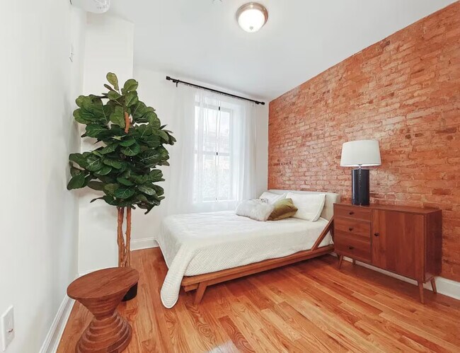 Foto del edificio - Furnished room/NOT APARTMENT