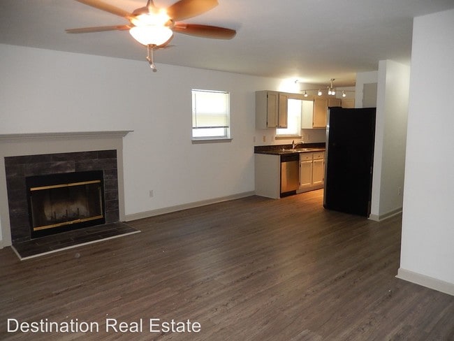 Building Photo - 2 br, 2.5 bath House - 533 Collinsford Road