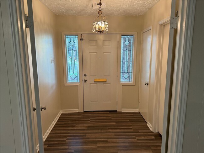 Foto del edificio - 2615 Cypress Ln