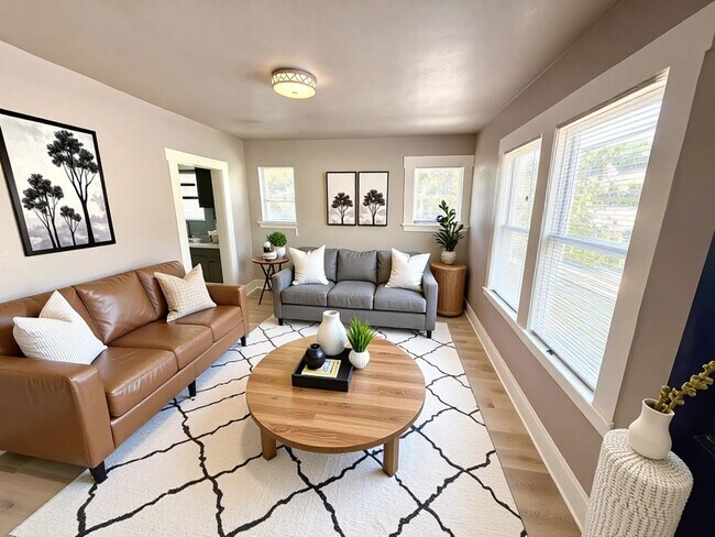 Building Photo - **APPLICATION RECEIVED** AVAILABLE NOW! Convenient 4 Bedroom / 1 Bath Home Near Downtown!