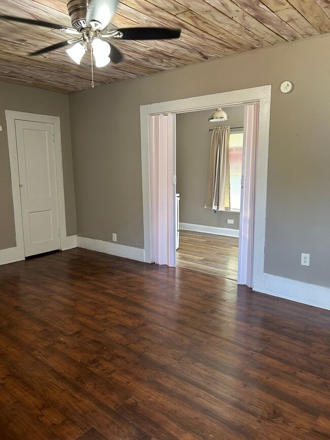 Photo - 818 W Twelfth St Apartment