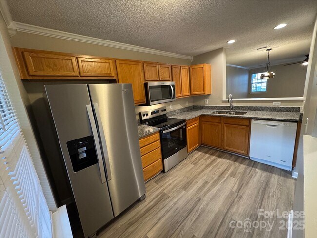 Building Photo - 10165 Forest Landing Dr