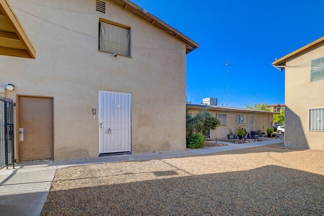 Foto del edificio - Completely Updated and Move-In Ready, 2 bedroom, 1 bath first floor unit!