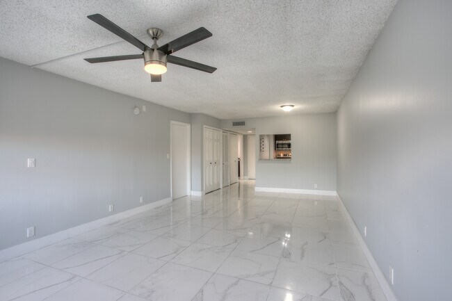 Foto del edificio - 303 Racquet Club Rd