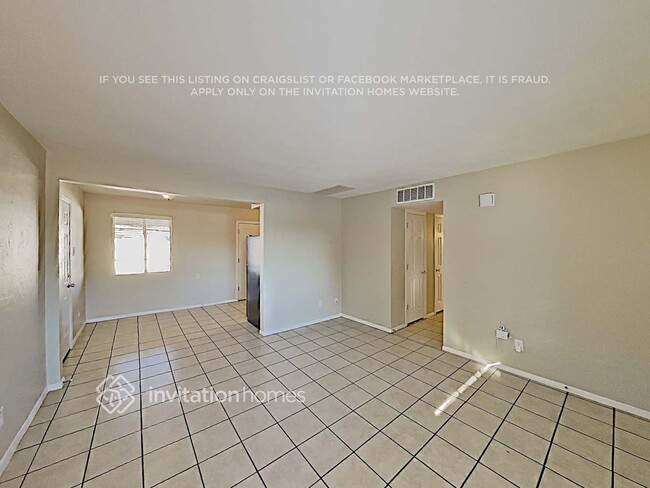 Building Photo - 4422 S Park Dr