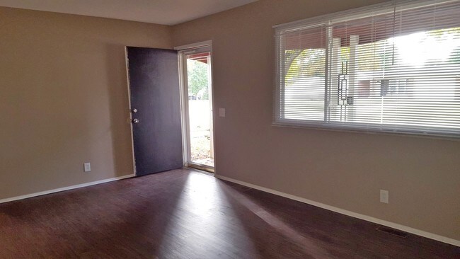 Building Photo - 1395 Redbird Dr