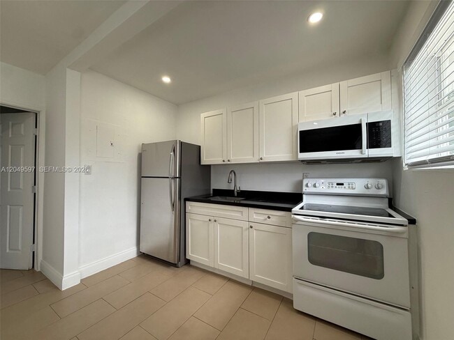Building Photo - 6723 NE Miami Pl
