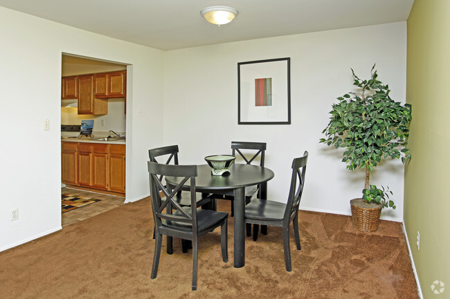 2 habitaciones, 1 baño - Área de comedor - Edgewood Park Apartments