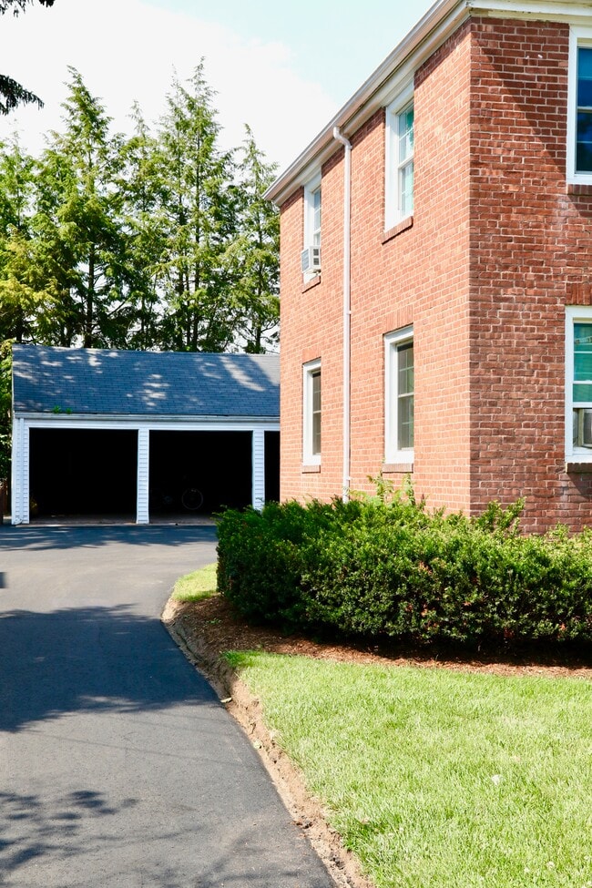 School Street Apartments 2533 School St Glastonbury, CT Apartments