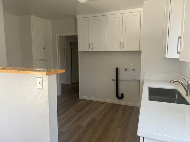 La cocina tiene conexiones para lavadora y secadora. - 14523 Osage Ave