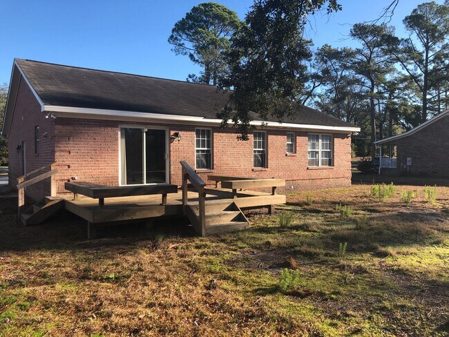Building Photo - 3 Bed 2 Bath Brick Single Family Home