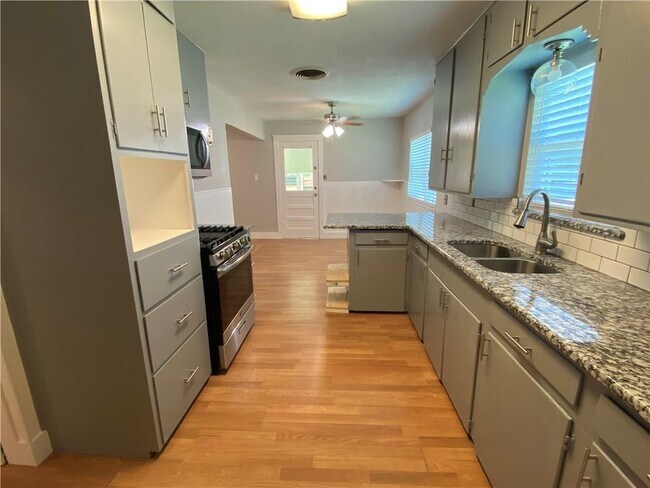 Foto del edificio - 102 E Live Oak St