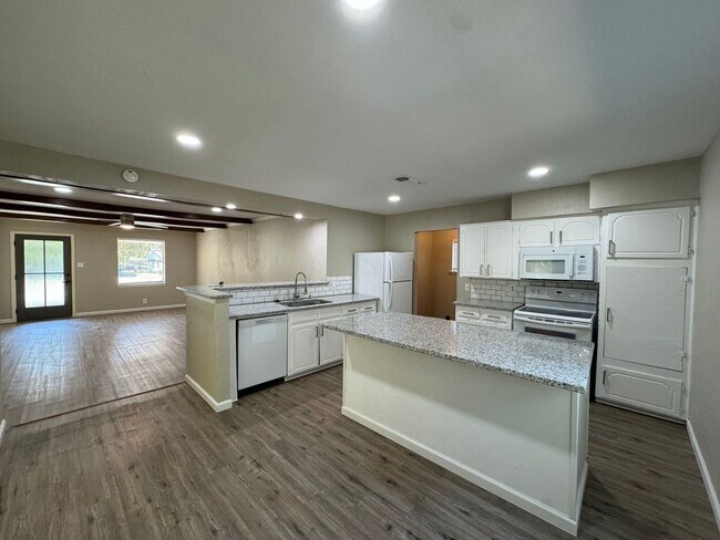 Foto del edificio - 2624 Woodlawn Dr