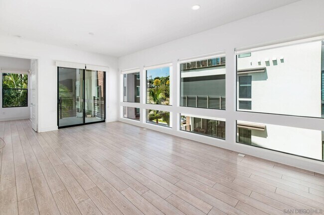 Foto del edificio - 8555 Aspect Dr