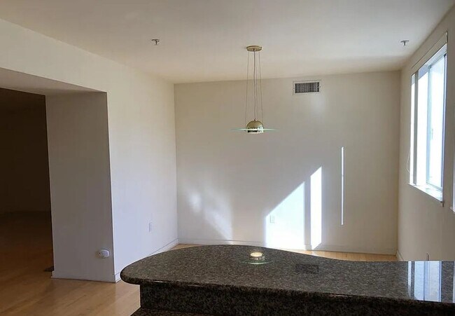 Foto del edificio - Rare opportunity to rent 2-bedroom/3-bath ...