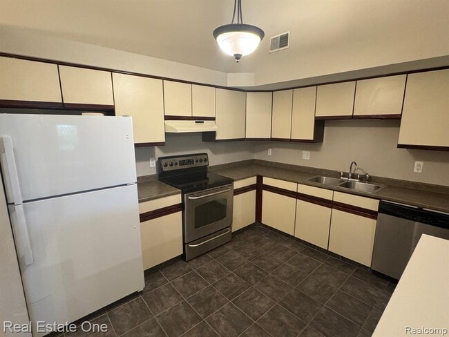 Building Photo - 19317 Surrey Ln