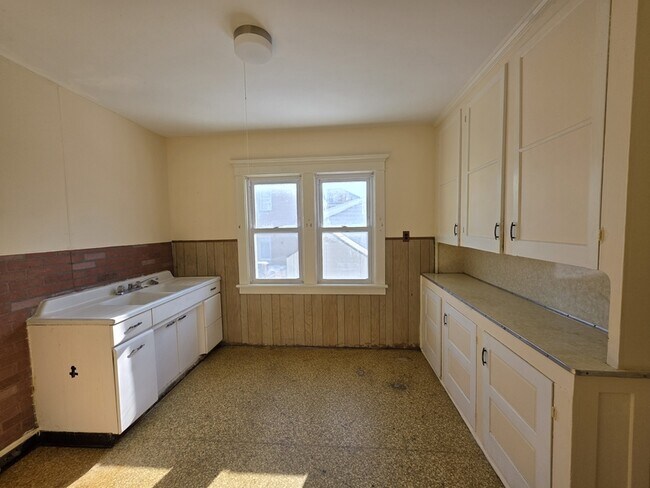 Building Photo - 14 Eckhert St