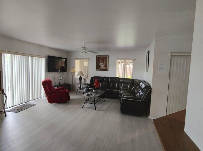 Foto del edificio - 616 White Water Dr