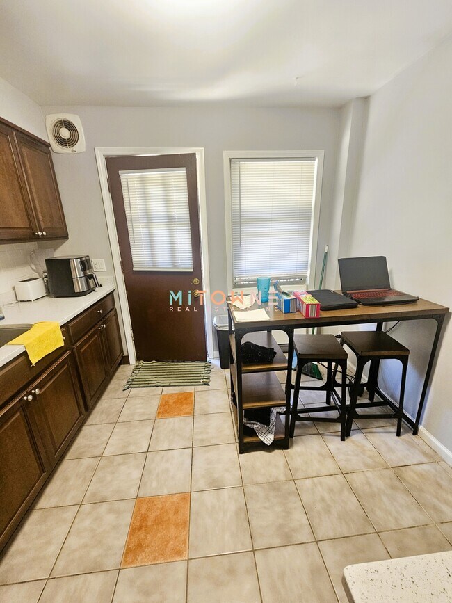 Foto del edificio - 2107 W Farragut Ave