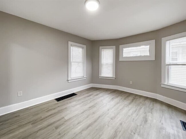 Foto del edificio - 196 N Burgess Ave